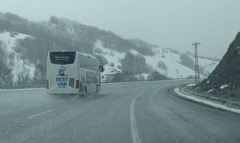 Van'da bazı yollar ulaşıma kapandı - Line Haber