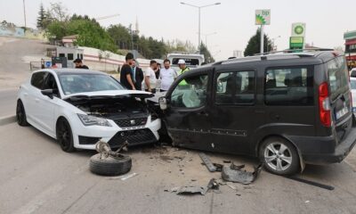 Elazığ’da iki araç kafa kafaya çarpıştı