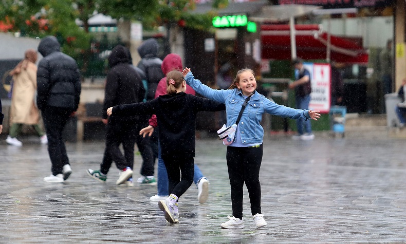 Bursa'da kimisi yağmurdan kaçtı, kimisi de tadını çıkardı