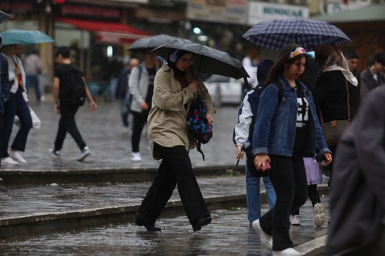 Bursa'da kimisi yağmurdan kaçtı, kimisi de tadını çıkardı