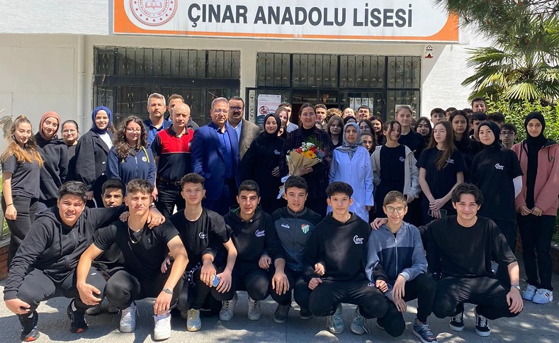 Osmangazi Belediyesi İklim Değişikliği ve Sıfır Atık Müdürlüğü ekipleri, 15 Mayıs Dünya İklim Günü dolayısıyla Çınar Anadolu Lisesi öğrencilerine yönelik bir eğitim gerçekleştirdi.