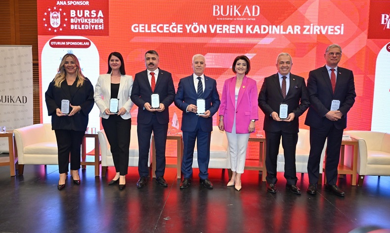 BUİKAD tarafından düzenlenen ‘Geleceğe Yön Veren Kadınlar Zirvesi’ne katılan Bursa Büyükşehir Belediye Başkanı Mustafa Bozbey, “Kadınların, güvenli bir kentte yaşamaları gerekiyor. Gece belirli saatten sonra kadınlar, toplu taşımada durak gözetmeksizin istediği yerde inebilecek. Bunun hazırlıklarını yapıyoruz” dedi.