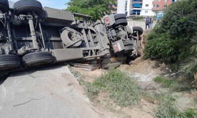 Bursa’nın Gemlik ilçesinde takla atan tır, yolu trafiği kapattı.