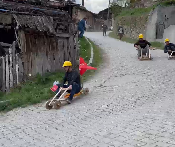 Çocukluk eğlencelerini gelenekselleştirdiler