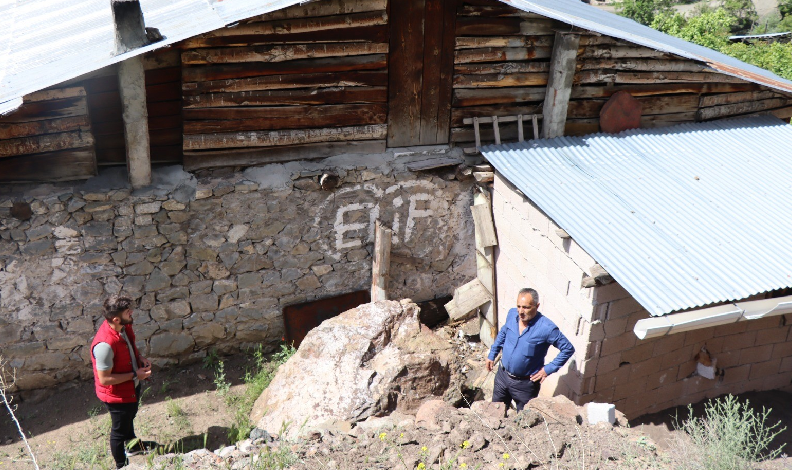 Erzurum'un Oltu ilçesi Gökçedere Mahallesi'nde sağanak yağmur sonrası dağdan kopan dev kaya parçası mahalle sakinlerini mağdur etti.