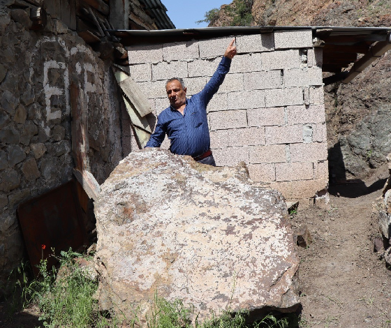 Erzurum'un Oltu ilçesi Gökçedere Mahallesi'nde sağanak yağmur sonrası dağdan kopan dev kaya parçası mahalle sakinlerini mağdur etti.