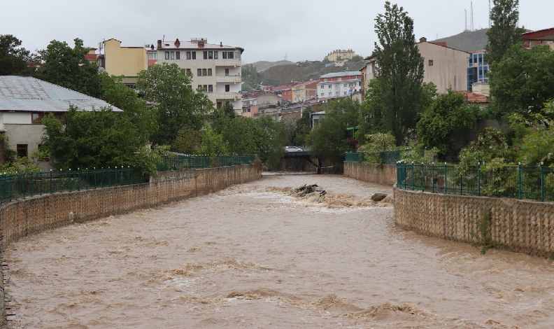 Oltu Çayı coştu