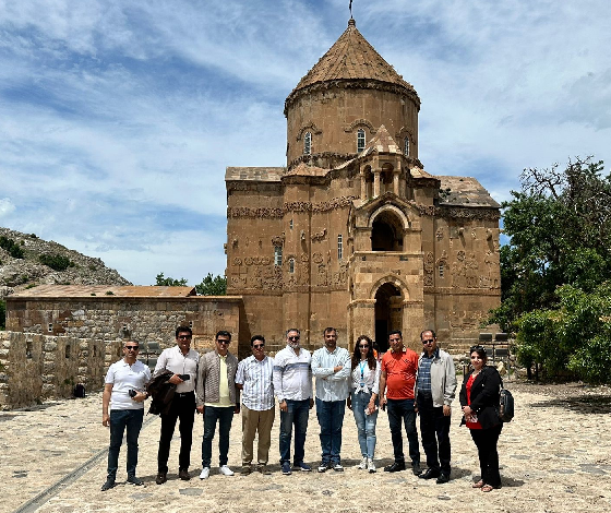 TÜRSAB Doğu Anadolu Bölge Başkanlığı ile turizm ve seyahat acenteleri tarafından düzenlenen info kapsamında Van’a gelen Iraklı turistler, kentin tarihi ve turistik yerlerini gezdi.