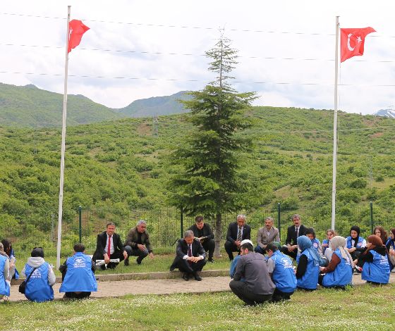 Gençler 33 şehidin anıtına karanfil bıraktı