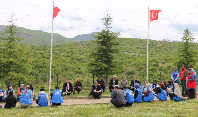 Gençler 33 şehidin anıtına karanfil bıraktı