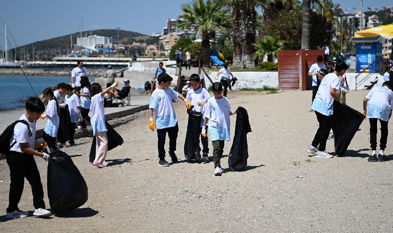 Çevre dostu öğrencilerden kıyı temizliği