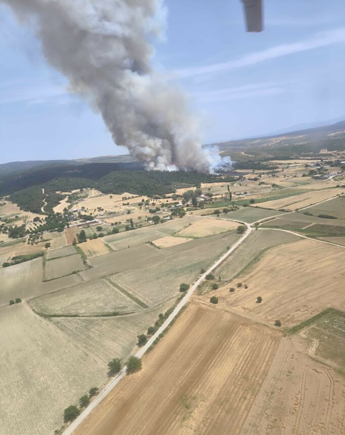 ÇANAKKALE'NİN ECEABAT İLÇESİNDE ORMAN YANGININA 9 UÇAK, 5 HELİKOPTER VE 250'YE YAKIN PERSONELLE MÜDAHALE EDİLİYOR. YANGINA İLİŞKİN ÇANAKKALE VALİLİĞİ'NDEN YAPILAN AÇIKLAMADA KUMKÖY KÖYÜNE YAKIN CİVARDAKİ KÖYLERDE YAŞAYAN VATANDAŞLARIN TEYAKKUZDA OLMALARI İSTENDİ. (MURAT YÜKSEL/ÇANAKKALE-İHA)<br />
