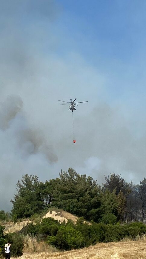 ÇANAKKALE'NİN ECEABAT İLÇESİNDE ORMAN YANGININA 9 UÇAK, 5 HELİKOPTER VE 250'YE YAKIN PERSONELLE MÜDAHALE EDİLİYOR. YANGINA İLİŞKİN ÇANAKKALE VALİLİĞİ'NDEN YAPILAN AÇIKLAMADA KUMKÖY KÖYÜNE YAKIN CİVARDAKİ KÖYLERDE YAŞAYAN VATANDAŞLARIN TEYAKKUZDA OLMALARI İSTENDİ. (MURAT YÜKSEL/ÇANAKKALE-İHA)<br />
Çanakkale'nin Eceabat ilçesinde orman yangınına 9 uçak, 5 helikopter ve 250'ye yakın personelle müdahale ediliyor. Yangına ilişkin Çanakkale Valiliğinden yapılan açıklamada, Kumköy köyüne yakın köylerde yaşayan vatandaşların teyakkuzda olmaları istendi.