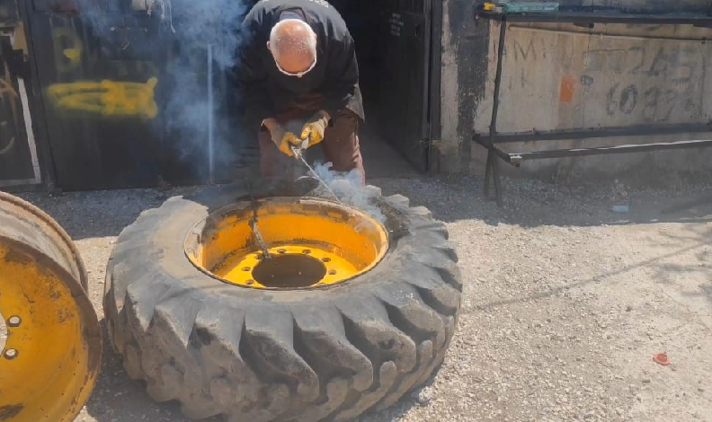 Gündüz başkan vekili, akşam kaynak ustası