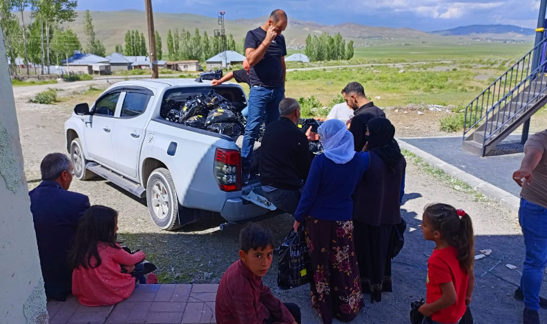 Van’da çocuklar bayram heyecanını erken yaşadı