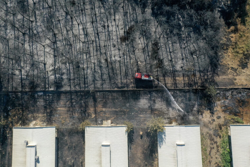 Bursa'da makilik alanda başlayıp Bursa Uludağ Üniversitesi (BUÜ) Görükle Kampüsü'ndeki ormana sıçrayan yangının kontrol altına alınmasının ardından soğutma çalışması sürüyor. Yanan ormanlık alan, dronla görüntülendi. 