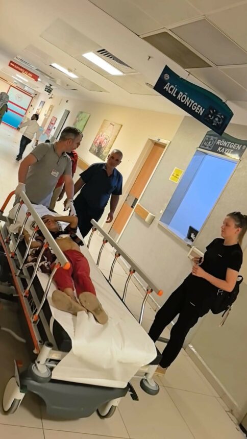 BURSA'NIN İNEGÖL İLÇESİNDE MEYDANA GELEN OLAYDA TARLADA OYUN OYNARKEN BIÇAĞIN ÜZERİNE DÜŞEN MEVSİMLİK İŞÇİNİN 10 YAŞINDAKİ ÇOCUĞU AĞIR YARALANDI. (SALİH BİLAL ASLAN/BURSA-İHA)
Bursa'nın İnegöl ilçesinde meydana gelen olayda tarlada oyun oynarken bıçağın üzerine düşen mevsimlik işçinin 10 yaşındaki çocuğu ağır yaralandı.