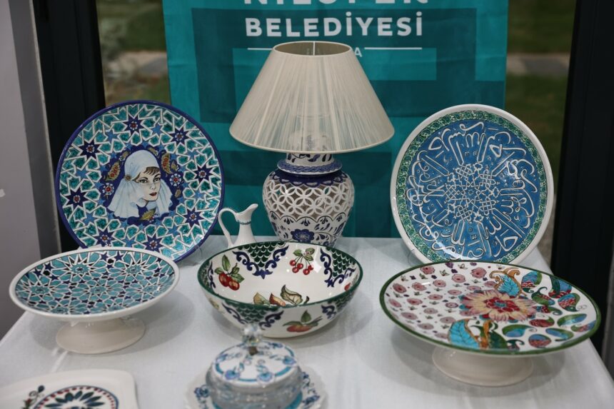 NİLÜFER BELEDİYESİ'NİN GEÇEN YIL CUMHURİYET MAHALLESİ'NDE HAYATA GEÇİRDİĞİ OLGUN GENÇLİK LOKALİ'NDEKİ EĞİTİMLERE KATILANLARIN 6 AYLIK ÇALIŞMALARI, DÜZENLENEN ETKİNLİKTE SERGİLENDİ. (İHA/BURSA-İHA)<br />
Nilüfer Belediyesi'nin geçen yıl Cumhuriyet Mahallesi'nde hayata geçirdiği Olgun Gençlik Lokali'ndeki eğitimlere katılanların 6 aylık çalışmaları, düzenlenen etkinlikte sergilendi.