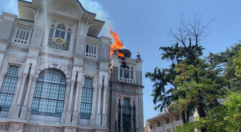 ÜSKÜDAR'DA SAĞLIK BİLİMLERİ ÜNİVERSİTESİNİN TARİHİ BİNASINDA HENÜZ BİLİNMEYEN BİR NEDENLE YANGIN ÇIKTI. (MEHMET GÜZEL - METİN BAŞAR/İSTANBUL-İHA)
Üsküdar'da Sağlık Bilimleri Üniversitesinin tarihi binasında henüz bilinmeyen bir nedenle yangın çıktı. İtfaiye ekipleri yangına müdahale ederken, dumandan etkilenen bir kişi ambulansta tedavi edildi. Öte yandan tarihi binanın kubbesinde çökme meydana geldi.