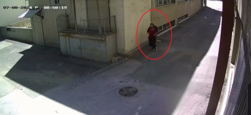 BURSA'DA 'EL FALI BAKMA' TAKTİĞİ İLE MAĞDURLARIN PARALARININ NEREDE OLDUĞUNU ÖĞRENEN DOLANDIRICI, BİR TEKSTİL DÜKKANINDAN 3 BİN 600 DOLAR ÇALDI. ŞÜPHELİNİN KAÇIŞ ANI İSE GÜVENLİK KAMERASINA YANSIDI. (EMİR AKTAŞ/BURSA-İHA)
Bursa'da 'El falı bakma' taktiği ile mağdurların paralarının nerede olduğunu öğrenen kadın dolandırıcı, bir tekstil dükkanından 3 bin 600 dolar çaldı. Kadın şüphelinin kaçış anı ise güvenlik kamerasına yansıdı.