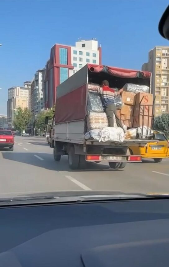 BURSA'DA EVDEN EVE TEHLİKELİ TAŞIMACILIK KAMERAYA YANSIDI. (ALİ İHSAN UĞUR/BURSA-İHA)
Bursa'da evden eve tehlikeli taşımacılık kameraya yansıdı.