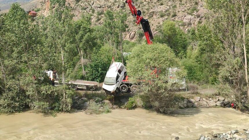 HEYELAN SIRASINDA OTOMOBİLİN DEREYE SÜRÜKLENMESİ SONUCU SUYA KAPILAN 10 AYLIK BEBEĞİ ARAMA ÇALIŞMALARINA DEVAM EDİLİYOR. (TANER SARI/ERZURUM-İHA)
Erzurum-Artvin kara yolunda meydana gelen heyelan sırasında otomobilin dereye sürüklenmesi sonucu suya kapılan 10 aylık bebeği arama çalışmalarına devam ediliyor.