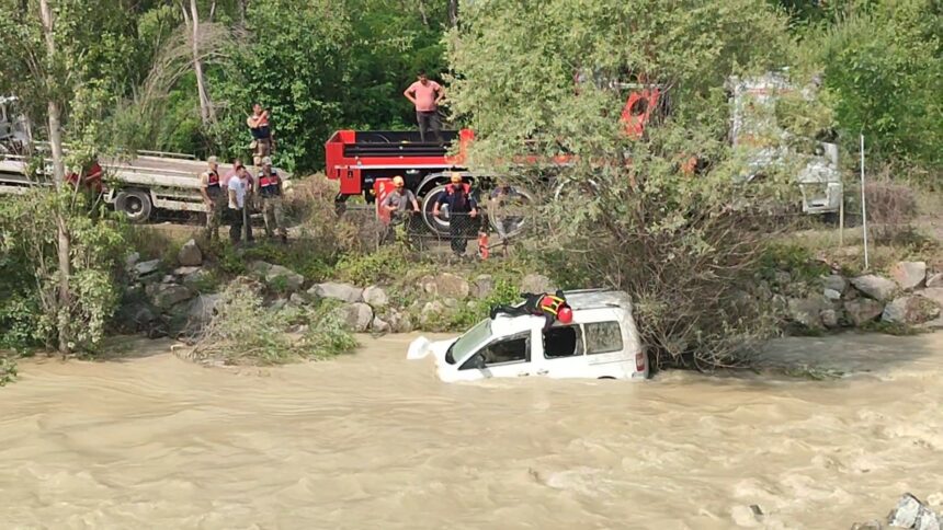 HEYELAN SIRASINDA OTOMOBİLİN DEREYE SÜRÜKLENMESİ SONUCU SUYA KAPILAN 10 AYLIK BEBEĞİ ARAMA ÇALIŞMALARINA DEVAM EDİLİYOR. (TANER SARI/ERZURUM-İHA)
Erzurum-Artvin kara yolunda meydana gelen heyelan sırasında otomobilin dereye sürüklenmesi sonucu suya kapılan 10 aylık bebeği arama çalışmalarına devam ediliyor.