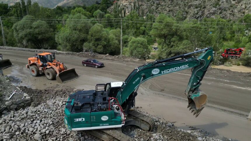 HEYELAN SIRASINDA OTOMOBİLİN DEREYE SÜRÜKLENMESİ SONUCU SUYA KAPILAN 10 AYLIK BEBEĞİ ARAMA ÇALIŞMALARINA DEVAM EDİLİYOR. (TANER SARI/ERZURUM-İHA)
Erzurum-Artvin kara yolunda meydana gelen heyelan sırasında otomobilin dereye sürüklenmesi sonucu suya kapılan 10 aylık bebeği arama çalışmalarına devam ediliyor.