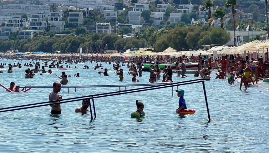 TURİZMİN GÖZBEBEĞİ BODRUM'DA TURİZMCİLER PAHALILIK HABERLERİNE İSYAN ETTİ (EREN AYHAN - HAMDİ YÖRÜR/MUĞLA-İHA)<br />
Turizmin göz bebeği Bodrum'da turizmciler pahalılık haberlerine isyan etti. Sahillerin tıka basa dolu olduğunu söyleyen turizmciler Bodrum'da her bütçeye göre tatil olduğunu söyleyerek, "İlçede 13 koy var, pahalı olan orta ölçekli ve düşük ölçekli tatil yapılacak bölgeler var" dedi.