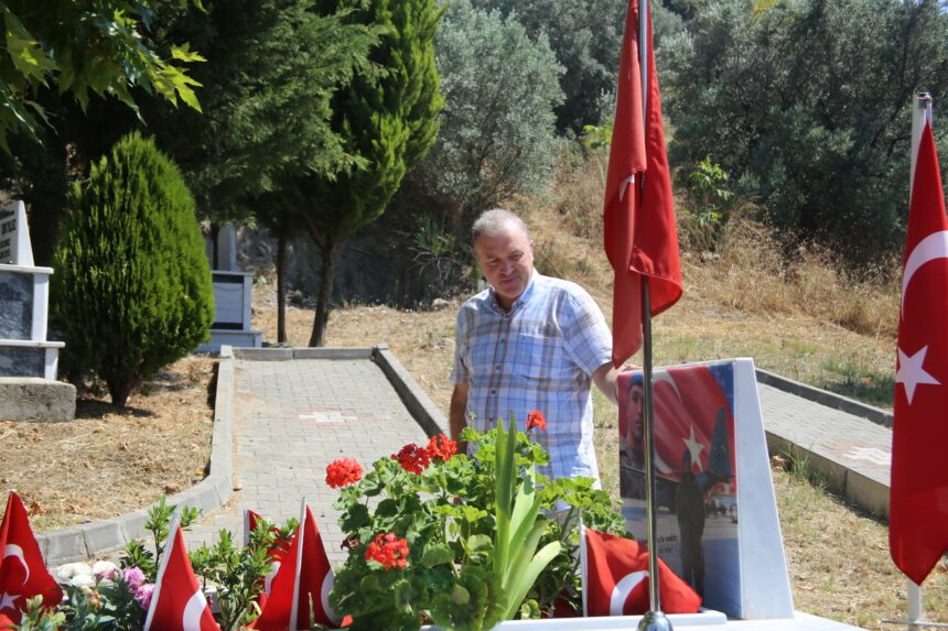 YAZDIĞI 'YOLLAR KESİŞİNCE' ADLI ROMANINDA KATILDIĞI PENÇE-KİLİT OPERASYONUNDA EL YAPIMI PATLAYICININ İNFİLAK ETMESİ SONUCU ŞEHİT DÜŞEN PİYADE KOMANDO ÜSTEĞMEN TUNAHAN YAVUZ'UN İSMİNİ YAŞATAN YAZAR ERCAN ÇALIŞKAN, KİTABIN GELİRİNİ ŞEHİDİN İSMİNİN VERİLDİĞİ OKULA KÜTÜPHANE YAPILMASI İÇİN BAĞIŞLADI. (ABDULLAH BOZKURT/BURSA-İHA)<br />
Yazdığı 'Yollar Kesişince' adlı romanında katıldığı Pençe-Kilit operasyonunda el yapımı patlayıcının infilak etmesi sonucu şehit düşen Piyade Komando Üsteğmen Tunahan Yavuz'un ismini yaşatan yazar Ercan Çalışkan, kitabın gelirini şehidin isminin verildiği okula kütüphane yapılması için bağışladı. Katıldığı zorlu operasyonlarda dahi kitap okumayı ihmal etmeyen ve silah arkadaşlarına kitap okumayı sevdiren Şehit Tunahan Yavuz, çocukların kitap okumasına vesile olacak.