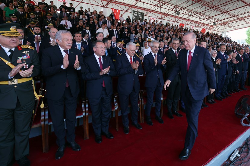 CUMHURBAŞKANI RECEP TAYYİP ERDOĞAN, 20 TEMMUZ BARIŞ VE ÖZGÜRLÜK BAYRAMI DOLAYISIYLA DÜZENLENEN TÖRENDE YAPTIĞI KONUŞMADA, "ADADAKİ GERÇEKLERİ GÖRMEZDEN GELEREK HİÇBİR YERE VARILMAZ. KIBRIS'TA FEDERAL BİR ÇÖZÜMÜN MÜMKÜN OLMADIĞINA İNANIYORUZ. BİZ MÜZAKEREYE, KIBRIS'TA KALICI BARIŞI VE ÇÖZÜMÜ SAĞLAMAYA HAZIRIZ. ÇÖZÜM YOLUNDA UZATILAN HİÇBİR ELİ HAVADA DA BIRAKMAYIZ. KIBRIS TÜRK TARAFI, RUM TARAFIYLA HER ALANDA EŞİT OLARAK MÜZAKERE MASASINA OTURMALI" DEDİ. (İHA/LEFKOŞA-İHA)
Cumhurbaşkanı Recep Tayyip Erdoğan, 20 Temmuz Barış ve Özgürlük Bayramı dolayısıyla düzenlenen törende yaptığı konuşmada, "Adadaki gerçekleri görmezden gelerek hiçbir yere varılmaz. Kıbrıs'ta federal bir çözümün mümkün olmadığına inanıyoruz. Biz müzakereye, Kıbrıs'ta kalıcı barışı ve çözümü sağlamaya hazırız. Çözüm yolunda uzatılan hiçbir eli havada da bırakmayız. Kıbrıs Türk tarafı, Rum tarafıyla her alanda eşit olarak müzakere masasına oturmalı" dedi.