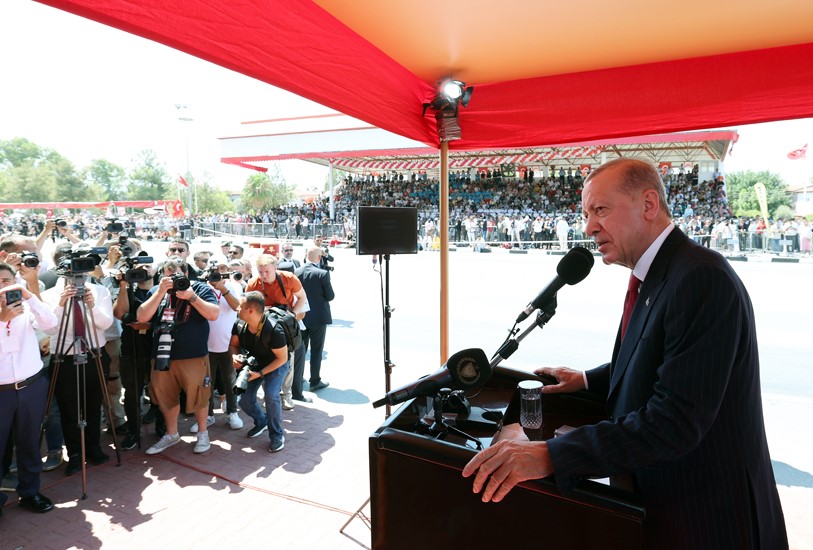 CUMHURBAŞKANI RECEP TAYYİP ERDOĞAN, 20 TEMMUZ BARIŞ VE ÖZGÜRLÜK BAYRAMI DOLAYISIYLA DÜZENLENEN TÖRENDE YAPTIĞI KONUŞMADA, "ADADAKİ GERÇEKLERİ GÖRMEZDEN GELEREK HİÇBİR YERE VARILMAZ. KIBRIS'TA FEDERAL BİR ÇÖZÜMÜN MÜMKÜN OLMADIĞINA İNANIYORUZ. BİZ MÜZAKEREYE, KIBRIS'TA KALICI BARIŞI VE ÇÖZÜMÜ SAĞLAMAYA HAZIRIZ. ÇÖZÜM YOLUNDA UZATILAN HİÇBİR ELİ HAVADA DA BIRAKMAYIZ. KIBRIS TÜRK TARAFI, RUM TARAFIYLA HER ALANDA EŞİT OLARAK MÜZAKERE MASASINA OTURMALI" DEDİ. (İHA/LEFKOŞA-İHA)
Cumhurbaşkanı Recep Tayyip Erdoğan, 20 Temmuz Barış ve Özgürlük Bayramı dolayısıyla düzenlenen törende yaptığı konuşmada, "Adadaki gerçekleri görmezden gelerek hiçbir yere varılmaz. Kıbrıs'ta federal bir çözümün mümkün olmadığına inanıyoruz. Biz müzakereye, Kıbrıs'ta kalıcı barışı ve çözümü sağlamaya hazırız. Çözüm yolunda uzatılan hiçbir eli havada da bırakmayız. Kıbrıs Türk tarafı, Rum tarafıyla her alanda eşit olarak müzakere masasına oturmalı" dedi.