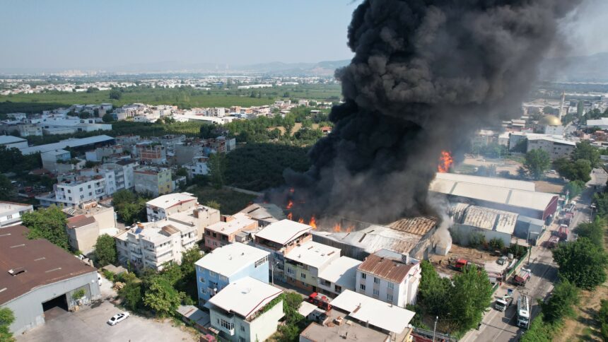 BURSA'NIN MERKEZ YILDIRIM İLÇESİNDE KAĞIT FABRİKASINDAKİ YANGININ BÜYÜKLÜĞÜ DRON İLE HAVADAN GÖRÜNTÜLENDİ. FABRİKA CİVARINDAKİ KONUTLAR DA TEDBİR AMAÇLI BOŞALTILDI. (ABDULLAH BOZKURT - AHMET BERKE ERDAL - YUNUS ŞİMŞEK/BURSA-İHA) Bursa'nın merkez Yıldırım ilçesinde kağıt fabrikasındaki yangının büyüklüğü dron ile havadan görüntülendi. Fabrika civarındaki konutlar da tedbir amaçlı boşaltıldı.