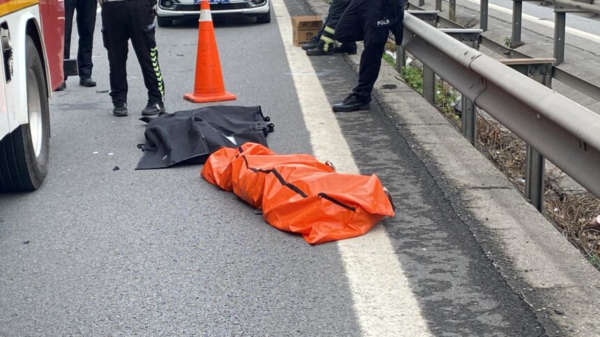 TEM OTOYOLU'NUN KOCAELİ-SAKARYA GEÇİŞİNDE MİNİBÜSÜN HAFİF TİCARİ ARACA ARKADAN ÇARPMASI SONUCU MEYDANA GELEN KAZADA HAYATINI KAYBEDENLERİN SAYISI 3'E YÜKSELDİ. (BURAK CAN TOKYÜREK - ORKUN KAYA/KOCAELİ-İHA) TEM Otoyolu'nun Kocaeli-Sakarya geçişinde panelvanın hafif ticari araca arkadan çarpması sonucu meydana gelen kazada hayatını kaybedenlerin sayısı 3'e yükseldi.