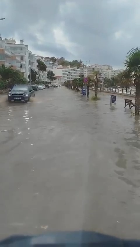 BURSA'NIN MUDANYA İLÇESİNDE BİR ANDA ETKİLİ OLAN YAĞMUR, MUDANYA SAHİL YOLUNU GÖLE ÇEVİRDİ. OTOMOBİLLERİN GEÇERKEN ZORLANDIĞI ANLAR ANBEAN AMATÖR KAMERAYA YANSIDI. (ALİ İHSAN UĞUR/BURSA-İHA)<br />
Bursa'nın Mudanya ilçesinde bir anda etkili olan yağmur, Mudanya Sahil yolunu göle çevirdi. Otomobillerin geçerken zorlandığı anlar anbean amatör kameraya yansıdı.