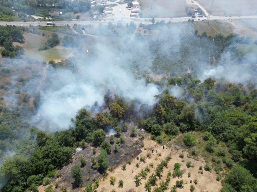 SAKARYA'NIN AKYAZI İLÇESİNDE 10 HEKTARLIK ALANDA ÇIKAN YANGIN DRON İLE HAVADAN GÖRÜNTÜLENDİ. HELİKOPTERİN DE HAVADAN DESTEK SAĞLADIĞI YANGIN KONTROL ALTINA ALINARAK SÖNDÜRÜLDÜ. (BURAK CAN TOKYÜREK/SAKARYA-İHA)<br /> Sakarya'nın Akyazı ilçesinde 10 hektarlık alanda çıkan yangın dron ile havadan görüntülendi. Helikopterin de havadan destek sağladığı yangın kontrol altına alınarak söndürüldü.