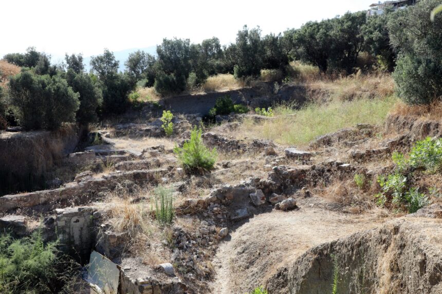 MYRLEİA ANTİK KENTİ MOZAİKLERİNİN KORUNMASI VE GELECEĞE TAŞINMASI İÇİN BAŞLATILAN RESTORASYON VE KONSERVASYON ÇALIŞMALARI TAMAMLANDI. ÇALIŞMALARI YERİNDE İNCELEYEN MUDANYA BELEDİYE BAŞKANI DENİZ DALGIÇ, KAZI ALANINI GENİŞLETEREK, ESERLERİ ZİYARETE AÇACAKLARINI SÖYLEDİ. (İHA/BURSA-İHA)<br />
Myrleia Antik Kenti mozaiklerinin korunması ve geleceğe taşınması için başlatılan restorasyon ve konservasyon çalışmaları tamamlandı. Çalışmaları yerinde inceleyen Mudanya Belediye Başkanı Deniz Dalgıç, kazı alanını genişleterek, eserleri ziyarete açacaklarını söyledi.