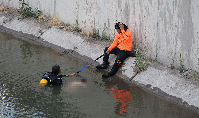 SULAMA KANALINA DÜŞEN ÇOCUĞU KURTARDI, KENDİ KURTULAMADI... ÖLMEDEN ÖNCEKİ SON ANLARI KAMERADA (ALİ FURKAN ÇETİNER/ESKİŞEHİR-İHA) Eskişehir'de sulama kanalına düşen 9 yaşındaki çocuğu kurtardıktan sonra akıntıya kapılan 56 yaşındaki İrfan Bağrıaçık'ın cansız bedenine ulaşıldı. Bağrıaçık'ın suya düşen çocuğu kurtarmadan önceki son anları bir vatandaş tarafından cep telefonu kamerasıyla kaydedildi.