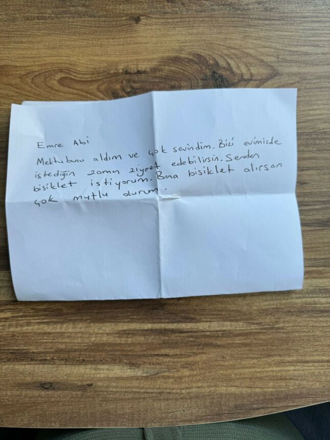 ALPEREN OCAKLARI VAKFI GEMLİK İLÇE BAŞKANLIĞI İLÇEDE BULUNAN YETİM VE ÖKSÜZ ÇOCUKLARA MEKTUP YAZARAK ANNEN VEYA BABAN HAYATTA OLSAYDI ONLARDAN NE İSTERDİN DİYE SORDU. (İHA/BURSA-İHA)<br />
Alperen Ocakları Vakfı Gemlik İlçe Başkanlığı ilçede bulunan yetim ve öksüz çocuklara mektup yazarak 'annen veya baban hayatta olsaydı onlardan ne isterdin' diye sordu. Aldıkları cevaplara istinaden çocukların isteklerinin en kısa zamanda yerine getirileceği ifade edildi.