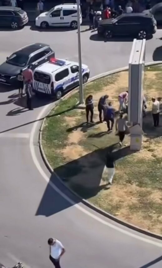 BURSA'DA KIZ KARDEŞİNİ TEHDİT EDEN AKRABASINI BIÇAKLAYAN ŞÜPHELİ, ASAYİŞ ŞUBE MÜDÜRLÜĞÜ'NE BAĞLI EKİPLER TARAFINDAN YAKALANDI. (AHMET BERKE ERDAL - EMİR AKTAŞ/BURSA-İHA)
Bursa'da kız kardeşini tehdit eden akrabasını bıçaklayan şüpheli, Asayiş Şube Müdürlüğüne bağlı ekipler tarafından olay yerinde yakalandı.