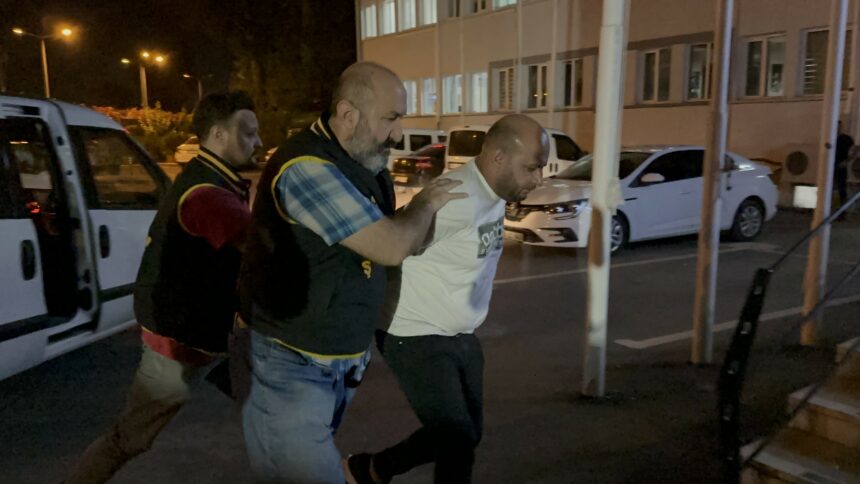 BURSA'DA ARACININ SUNROOF CAMINDAN YARI OTOMATİK TABANCA İLE HAVAYA DEFALARCA ATEŞ AÇAN MAGANDA YAKALANDI. EMNİYETE GETİRİLEN MAGANDANIN İŞLEMLERİ SÜRÜYOR. (İHA/BURSA-İHA) Bursa'da aracının sunroof camından yarı otomatik tabanca ile havaya defalarca ateş açan şahıs yakalandı. Emniyete getirilen zanlının işlemleri sürüyor.