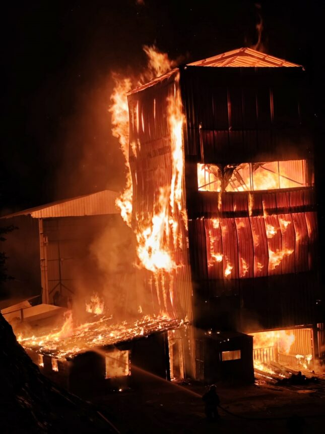 BURSA'NIN HARMANCIK İLÇESİNDE FAALİYET GÖSTEREN KROM MADENİNDE YANGIN ÇIKTI. ALEVLERİN KISA SÜREDE BÜYÜYEN YANGINI SÖNDÜRMEK İÇİN 18 ARAÇ SEFERBER OLDU. (İHA/BURSA-İHA)<br />
Bursa'nın Harmancık ilçesinde faaliyet gösteren krom maden tesisinde yangın çıktı. Alevler kısa sürede büyürken, ekipler alevlerin ormana sıçramaması için ayrıca önlem aldı. Bursa Büyükşehir Belediyesi İtfaiye Daire Başkanlığı'na ve Orman Bölge Müdürlüğü'ne bağlı 18 araç yangını uzun uğraşlar sonucu söndürdü.