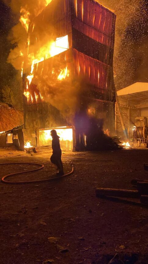 BURSA'NIN HARMANCIK İLÇESİNDE FAALİYET GÖSTEREN KROM MADENİNDE YANGIN ÇIKTI. ALEVLERİN KISA SÜREDE BÜYÜYEN YANGINI SÖNDÜRMEK İÇİN 18 ARAÇ SEFERBER OLDU. (İHA/BURSA-İHA)<br />
Bursa'nın Harmancık ilçesinde faaliyet gösteren krom maden tesisinde yangın çıktı. Alevler kısa sürede büyürken, ekipler alevlerin ormana sıçramaması için ayrıca önlem aldı. Bursa Büyükşehir Belediyesi İtfaiye Daire Başkanlığı'na ve Orman Bölge Müdürlüğü'ne bağlı 18 araç yangını uzun uğraşlar sonucu söndürdü.