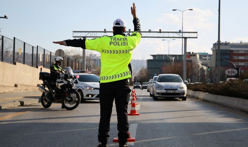 Ankara’da polisin dur ihtarına uymayan sürücü otomobiliyle park halindeki 3 araca çarptı: 2 yaralı