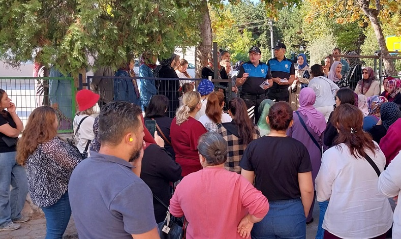 Polis ekipleri öğrencilere ve velilere basit güvenlik tedbirlerini anlattı