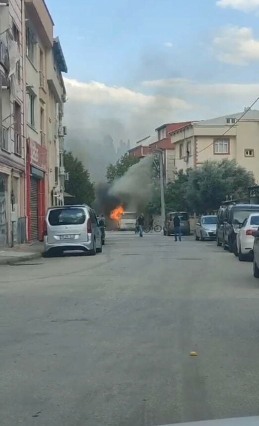 BURSA'DA PARK HALİNDE OLAN MİNİBÜS HENÜZ BİLİNMEYEN BİR SEBEPTEN ALEV ALDI. ÇIKAN YANGIN İTFAİYE EKİPLERİNCE SÖNDÜRÜLDÜ. (EMRAH TAŞ/BURSA-İHA)<br />
Bursa'da park halinde olan minibüs henüz bilinmeyen bir sebepten alev aldı. Çıkan yangın itfaiye ekiplerince söndürüldü.