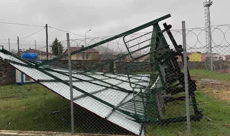 İznik İlçe Stadyumu’nda şiddetli rüzgar tribünü yıktı