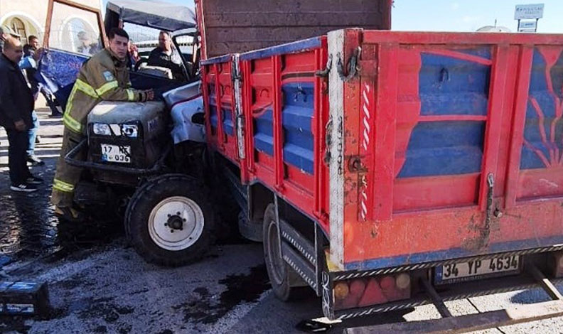 Kamyonet ile işçilerin bulunduğu traktör kafa kafaya çarpıştı: 4 yaralı