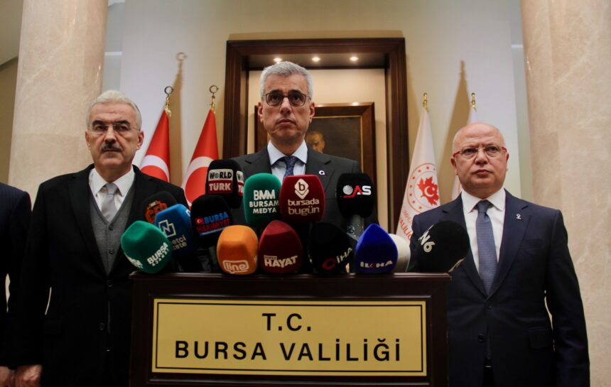 Sağlık Bakanı Kemal Memişoğlu (ortada), Bursa Valisi Erol Ayyıldız'ı (solda) ziyaret etti. Memişoğlu, burada yaptığı açıklamada, Bursa'da mahkeme salonunda duruşma sırasında 2 kişinin hayatını kaybettiği silahlı saldırıda yaralanan 2 jandarma personelinin sağlık durumlarının ciddiyetini koruduğunu bildirdi