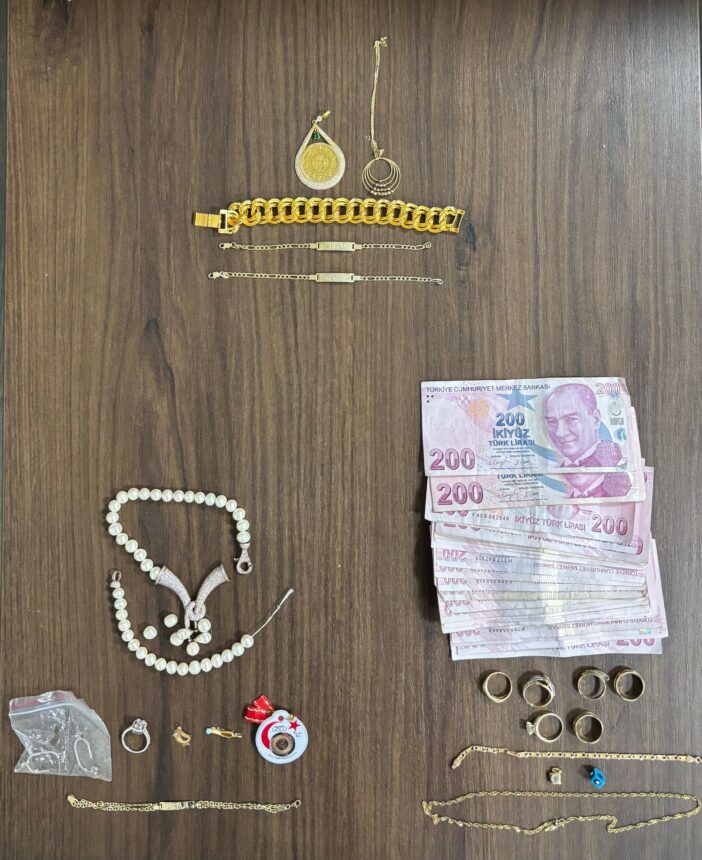 BURSA'NIN İNEGÖL İLÇESİNDE 4 AYRI ADRESTEN 200 BİN TL'LİK ZİYNET EŞYASI ÇALAN 2 KADIN ŞÜPHELİ POLİS EKİPLERİNCE YAKALANDI. (SALİH BİLAL ASLAN/BURSA-İHA)<br />
Bursa'nın İnegöl ilçesinde kredi kartıyla kapıları açarak girdikleri 4 evden 200 bin TL'lik ziynet eşyası çalan 2 kadın polis ekiplerince yakalandı.
